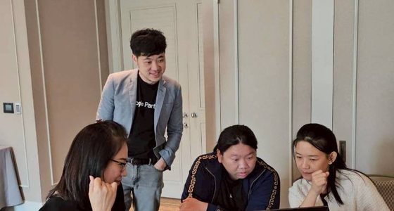 อ.เบิร์ด ลงไปนั่งดูหน้าจอกับผู้เรียนทีละโต๊ะ