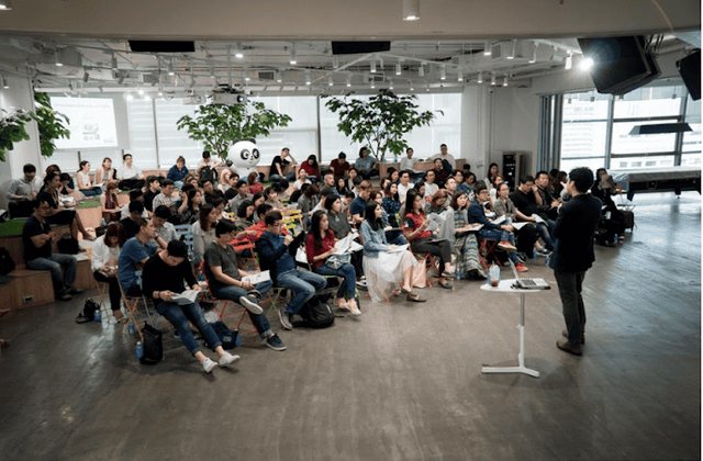 อ.เบิร์ด LINE Thailand — อบรมทีมงานและพาร์ทเนอร์ที่ออฟฟิศ LINE